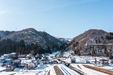 Fototapeta na wymiar ドローン撮影：美しい雪化粧をまとった田舎の集落