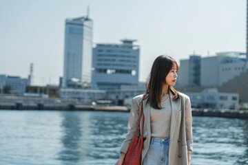 Obraz premium 海街を旅する女性