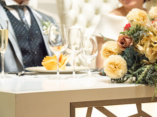 花でデコレーションされた結婚式のセンターテーブル