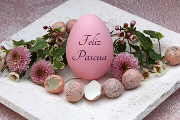 Tarjeta de felicitación Felices Pascuas. Decoración de Pascua con un huevo de Pascua etiquetado.
