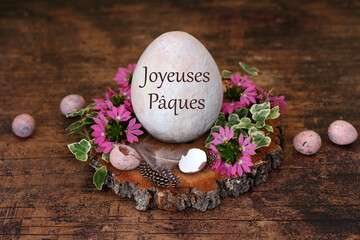 Carte de voeux Joyeuses Pâques. Décoration de Pâques avec un œuf de Pâques étiqueté.