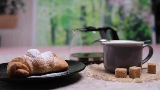 mettere lo zucchero a velo sul cornetto, colazione con cornetto e caff&egrave;,  caraffa con caff&egrave;, zollette di zucchero