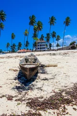 Crédence de cuisine en verre imprimé Plage de Nungwi, Tanzanie Old wooden boat ashore on tropical sandy Nungwi beach in the Indian ocean on Zanzibar, Tanzania