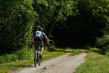Mit dem Mountainbike unterwegs auf dem Kerkerbach-Radweg durch den frühlingshaften Wald