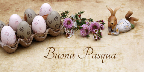 Biglietto d'auguri Buona Pasqua: uova di Pasqua, fiori e coniglietto pasquale con l'augurio di...