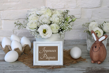 Carte de vœux Joyeuses Pâques : lapins de Pâques avec œufs de Pâques et inscription Joyeuses...