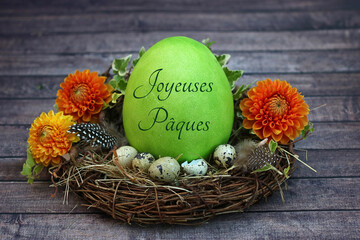 Carte de voeux Joyeuses Pâques. Décoration de Pâques avec un œuf de Pâques étiqueté.
