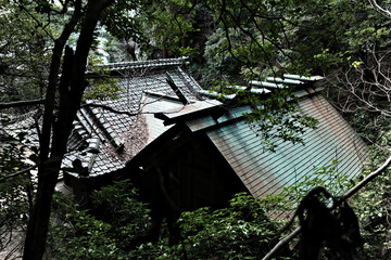 熊野神社の青銅の屋根