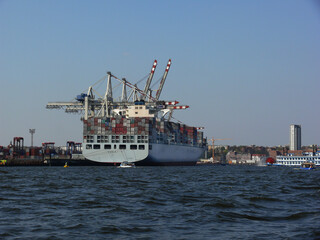 Fototapeta premium Containerschiff im Hamburger Hafen