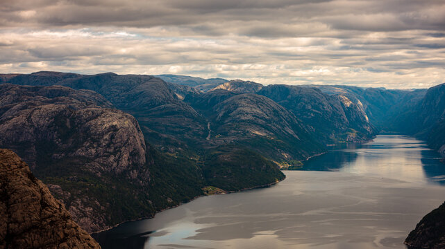 Panoramablick auf den Lysefjord vom Preikestolen in Norwegen, Skandinavien, Europa.
