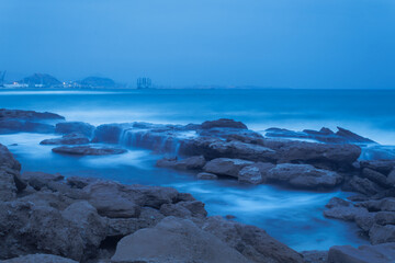 Larga exposición de paisaje maritimo en día de levante sobre la costa blanca, playa de Agua amarga de Alicante, España