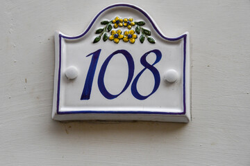 Keramikschild Hausnummer 108