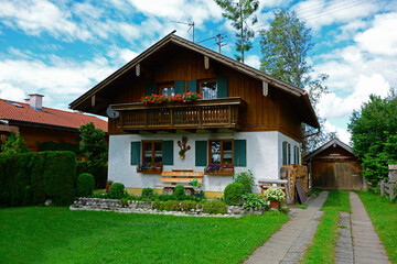 Naklejka premium wiejski dom z ogrodem i trawnikiem, country house with garden and lawn