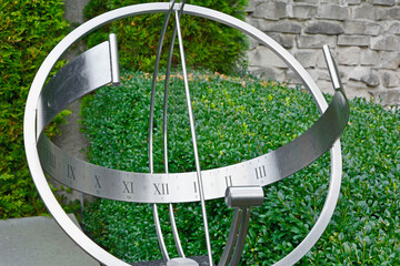 zegar słoneczny w ogrodzie, metalowy zegar słoneczny, nowoczesny zegar słoneczny, sundial in the...