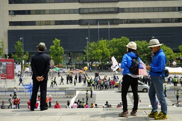 Obraz premium 많은 시람들이 광장에 모여있습니다