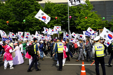 많은 시람들이 광장에 모여있습니다