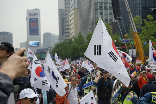 많은 시람들이 광장에 모여있습니다