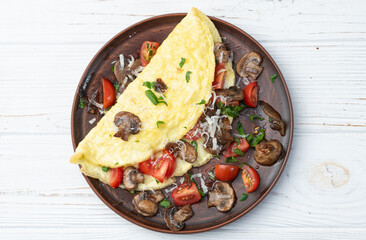 Omelette stuffed with mushrooms , tomatoes and parsley - 766299478