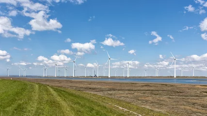 Fotobehang 34 windmolens wekken elekriciteit op bij de Krammersluizen in Zeeland. Deze turbines behoren tot het Windpark Krammer en is het grootste particuliere windpark van Nederland © ArieStormFotografie
