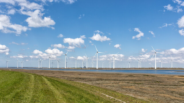 34 windmolens wekken elekriciteit op bij de Krammersluizen in Zeeland. Deze turbines behoren tot het Windpark Krammer en is het grootste particuliere windpark van Nederland