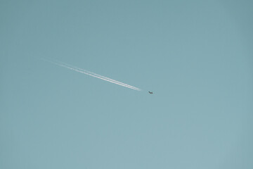 하늘을 나는 비행기