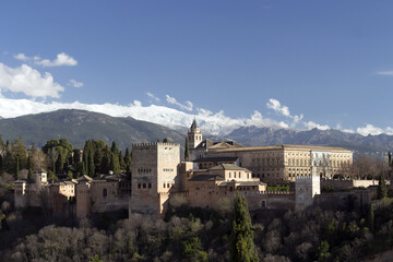 Obraz premium Alhambra and Sierra Nevada Mountains in background, Granada, Spain