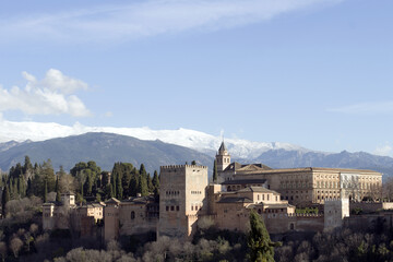 Obraz premium Alhambra and Sierra Nevada Mountains in background, Granada, Spain