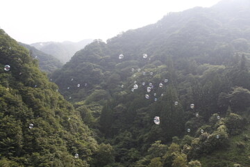 山に飛ぶシャボン玉