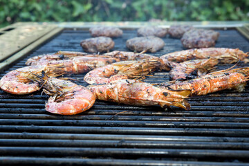 Lekkere zoete gamba's worden gegrild op de barbecue