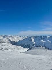 Fototapeta na wymiar Sunny ski day in the ski resort Sölden without clouds