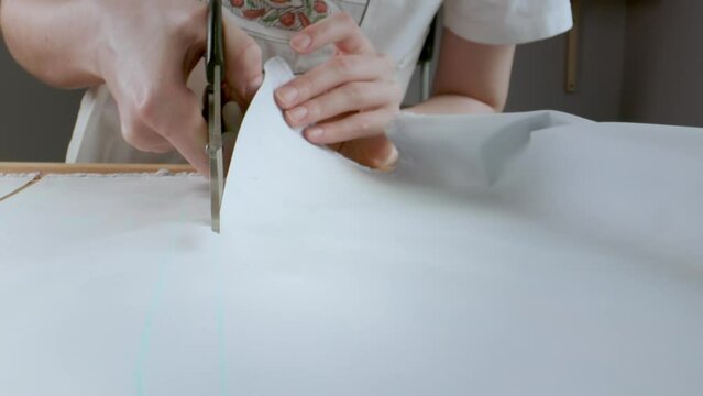 Tailor.Hands notch tailor tailor's scissors cloth.