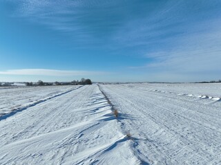 Zima na wsi, biała zima, mroźny słoneczny dzień zimowy, krajobraz wiejski zimą, biały śnieg, śnieg na polach, 