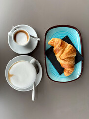 cappuccino, caffè macchiato e brioche, cappuccino, coffee with a spot of milk and brioche - 766384290