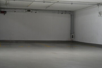 Podziemny garaż, garaż w bloku, miejsce parkingowe, parking, parking podziemny, postój samochodu,  - 766390270