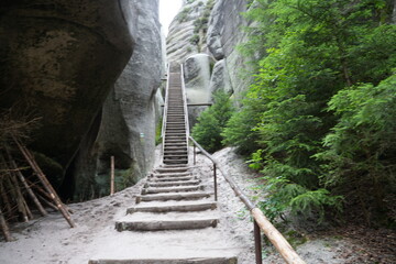 schody w skalach, droga w górach, stopnie, skały i wspinaczka, góry i schody z kamienia  - obrazy, fototapety, plakaty
