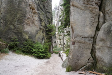 Ścieżka wśród skał, przesmyk skalny, skały, wysokie skały, droga pośród skał, 