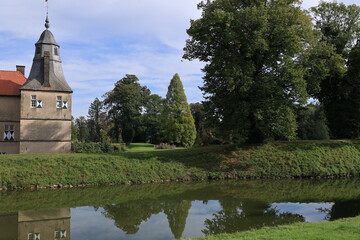 Fototapeta na wymiar Blick auf das Historische Wasserschloss Westerwinkel in Ascheberg im Münsterland 