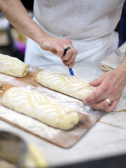 experto panadero preparando el pan para cocer en el horno 