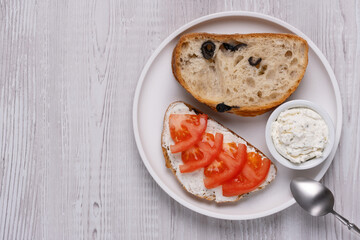 Olive bread with cottage cheese and tomatoes, with copy space for text