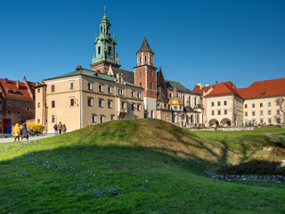 Fototapeta na wymiar Zamek Królewski na Wawelu - wieże Zegarowa, Zygmuntowska. katedra widziane z dziedzińca