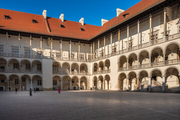 Kraków - renesansowy dziedziniec Zamku Królewskiego na Wawelu w słoneczny dzień