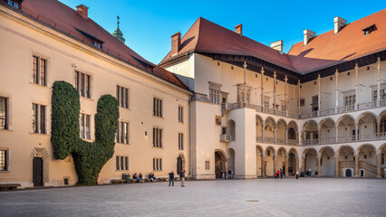 Kraków - renesansowy dziedziniec Zamku Królewskiego na Wawelu w słoneczny dzień - obrazy, fototapety, plakaty