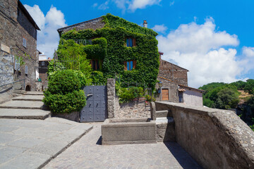 Ancient hillside cottage with hidden balcony, overlooking Vitorchiano's valley view - 766476293