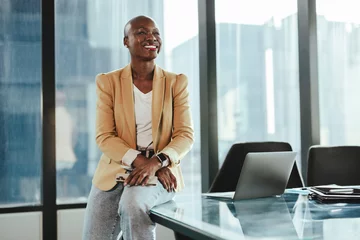 Crédence de cuisine en verre imprimé Militaire Successful African female entrepreneur smiling in office