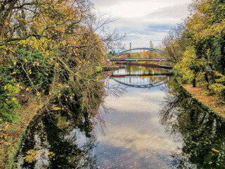 erkner, deutschland - eisenbahnbrücke mit spiegelung im herbst - 766482462