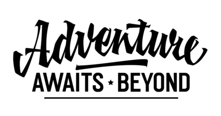 Fototapete Positive Typografie Adventure Awaits Beyond, adventurous lettering design. Isolated typography template showcasing captivating script. Ideal for adventure-themed projects, perfect for web, print, fashion applications.