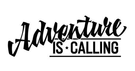 Abwaschbare Fototapete Positive Typografie Adventure is Calling, dynamic lettering design. Isolated typography template featuring bold calligraphy. Suitable for various uses, including adventure-themed projects. Perfect for web, print, fashion