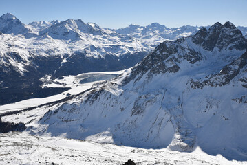 Fototapeta na wymiar Vallée de Saint-Moritz en hiver. Suisse