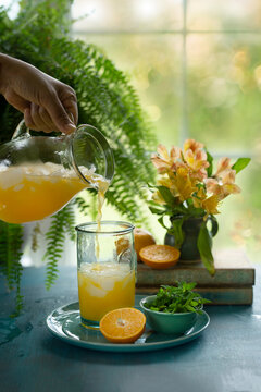 Orange juice - pouring 