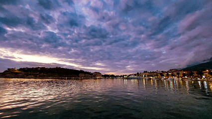 Fototapeta premium Wunderschöner Sonnenuntergang über dem Meer bei Makarska in Kroatien